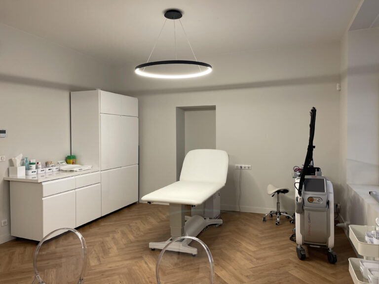 Dr Patricia Lemeunier, médecin généraliste à Metz, en consultation"